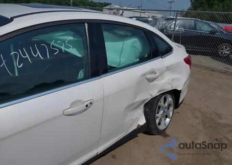 2012 Ford Focus Titanium z USA, uszkodzony, nr VIN 1FAHP3J26CL446128